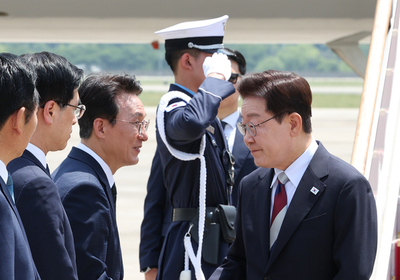 김민석 총리와 인사하는 이재명 대통령