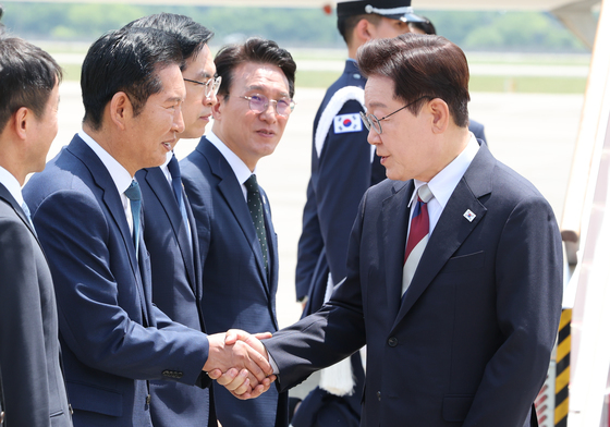 인사 나누는 이재명 대통령·정청래 대표