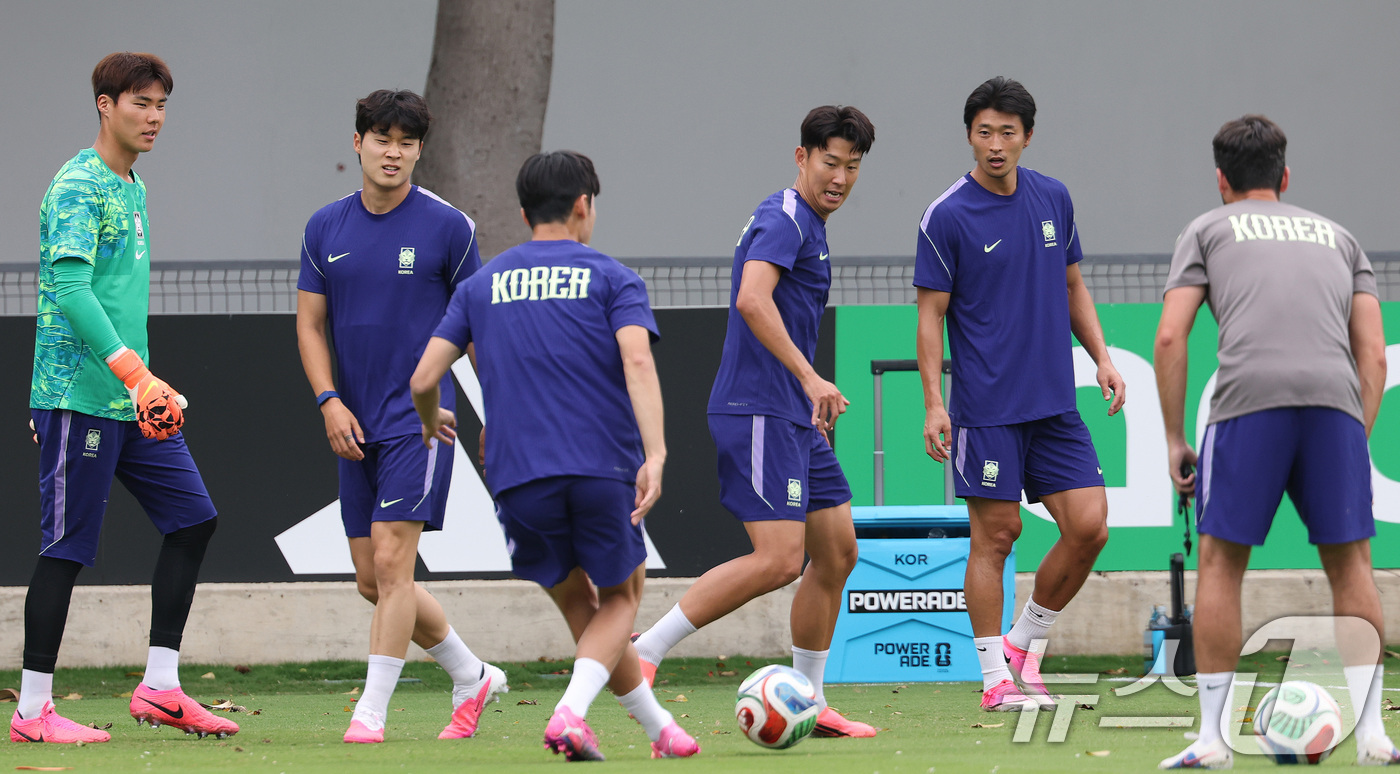(과달라하라(멕시코)=뉴스1) 박지혜 기자 = 한국 축구 국가대표팀 주장 손흥민을 비롯한 선수들이 17일(현지시간) 멕시코 과달라하라 인근 사포판 치바스 바예 베르데 훈련장에서 멕 …