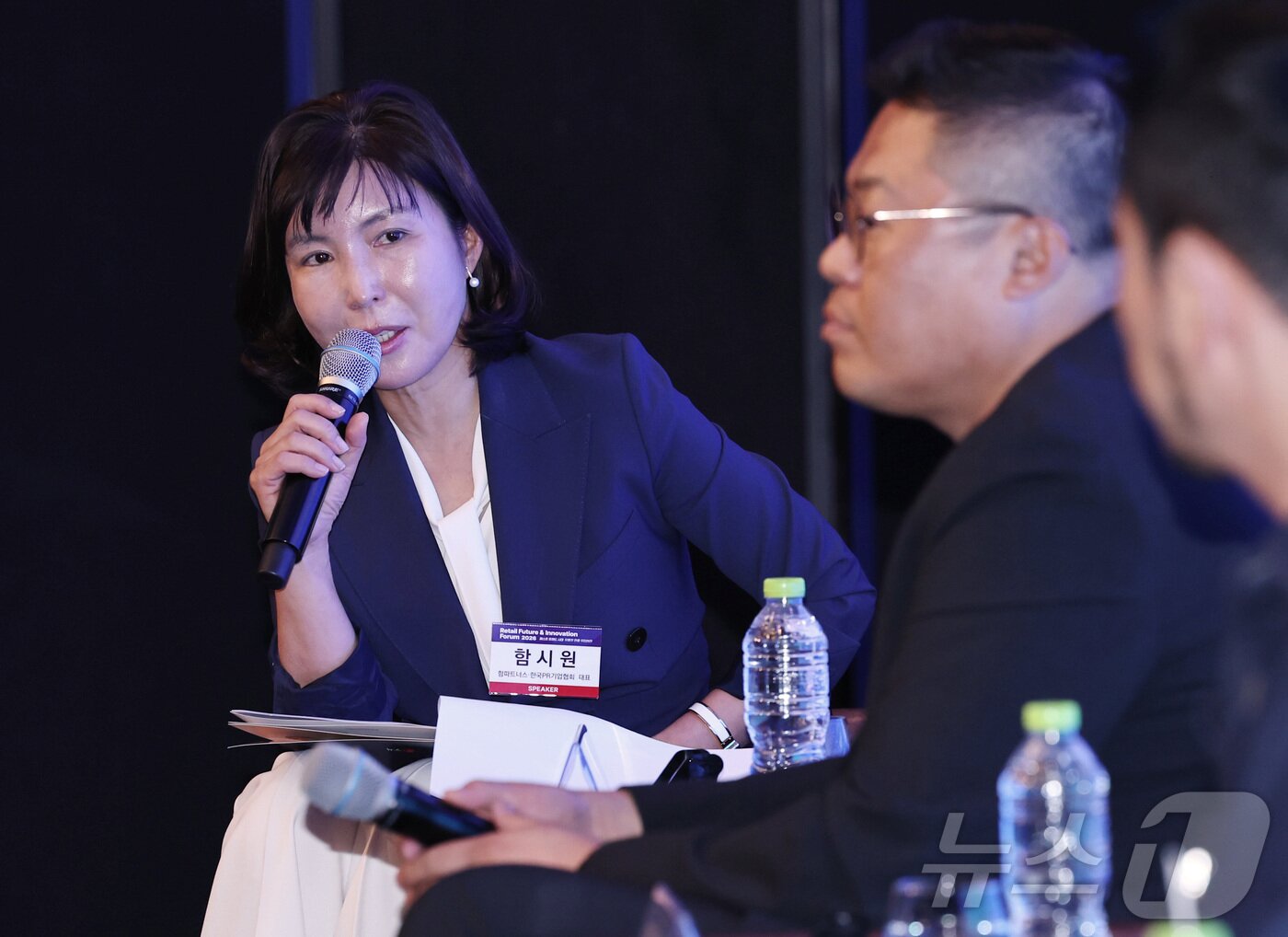 본문 이미지 - 함시원 함파트너스 대표가 18일 서울 여의도 콘래드호텔에서 열린 '2026 뉴스1 미래유통혁신포럼'(RFIF) 패널토론에서 연사들에게 질문하고 있다. 2026.6.18 ⓒ 뉴스1 구윤성 기자