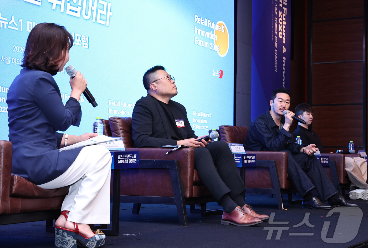 (서울=뉴스1) 구윤성 기자 = 18일 서울 여의도 콘래드호텔에서 열린 '2026 뉴스1 미래유통혁신포럼'에서 연사들이 토론하고 있다. 왼쪽부터 좌장을 맡은 함시원 함파트너스 대표 …