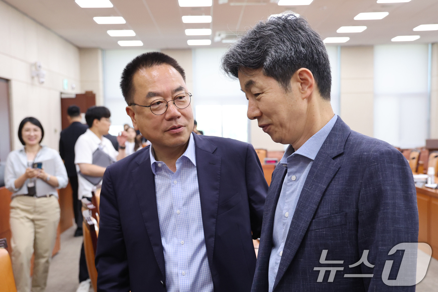 (서울=뉴스1) 신웅수 기자 = 윤건영 더불어민주당 간사와 서범수 국민의힘 간사가 18일 서울 여의도 국회에서 열린 제9회 전국동시지방선거 투표용지 부족사태 등 국민참정권 침해 진 …