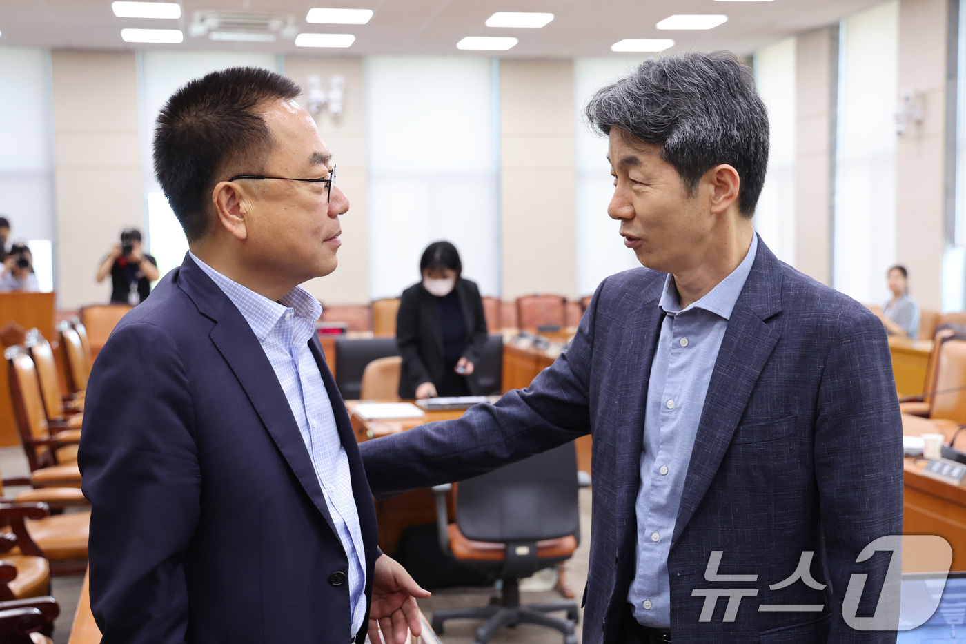 (서울=뉴스1) 신웅수 기자 = 윤건영 더불어민주당 간사와 서범수 국민의힘 간사가 18일 서울 여의도 국회에서 열린 제9회 전국동시지방선거 투표용지 부족사태 등 국민참정권 침해 진 …