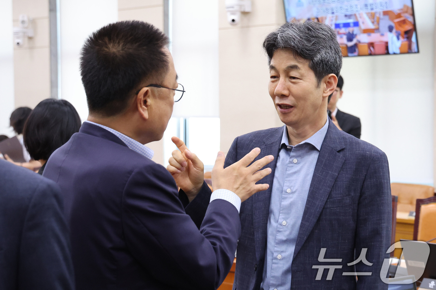 (서울=뉴스1) 신웅수 기자 = 윤건영 더불어민주당 간사와 서범수 국민의힘 간사가 18일 서울 여의도 국회에서 열린 제9회 전국동시지방선거 투표용지 부족사태 등 국민참정권 침해 진 …