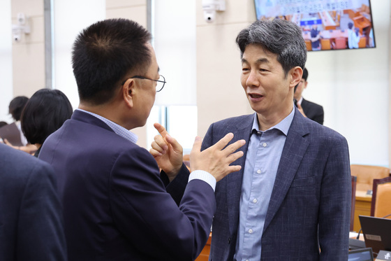 대화하는 윤건영·서범수