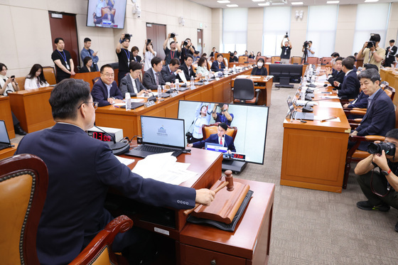 의사봉 두드리는 윤상현 위원장