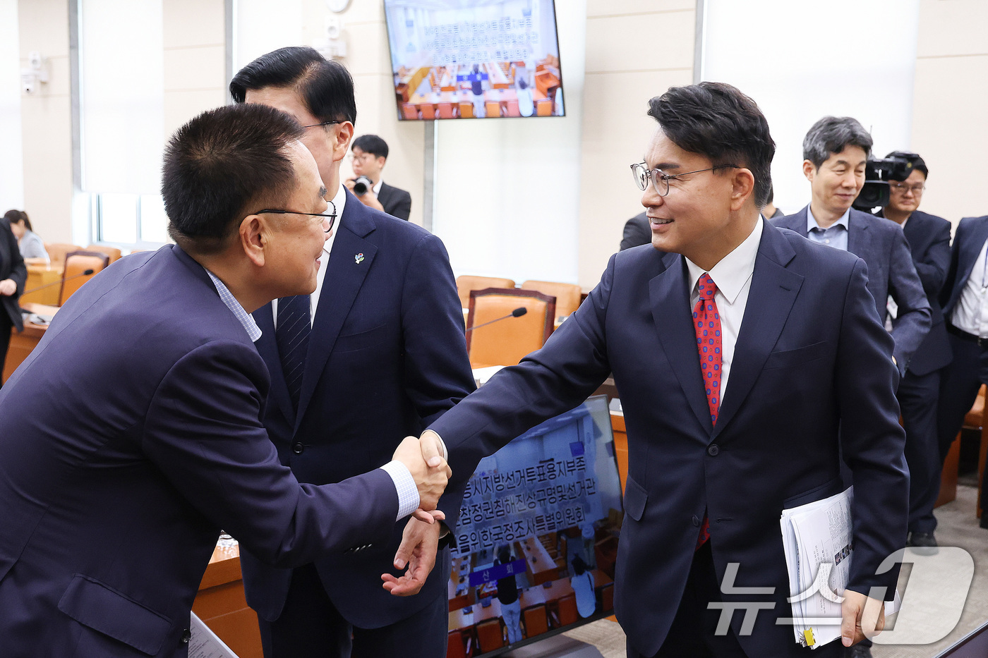 (서울=뉴스1) 신웅수 기자 = 윤상현 위원장과 서범수 국민의힘 간사가 18일 서울 여의도 국회에서 열린 제9회 전국동시지방선거 투표용지 부족사태 등 국민참정권 침해 진상규명 및 …