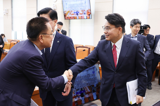 악수하는 윤상현·서범수