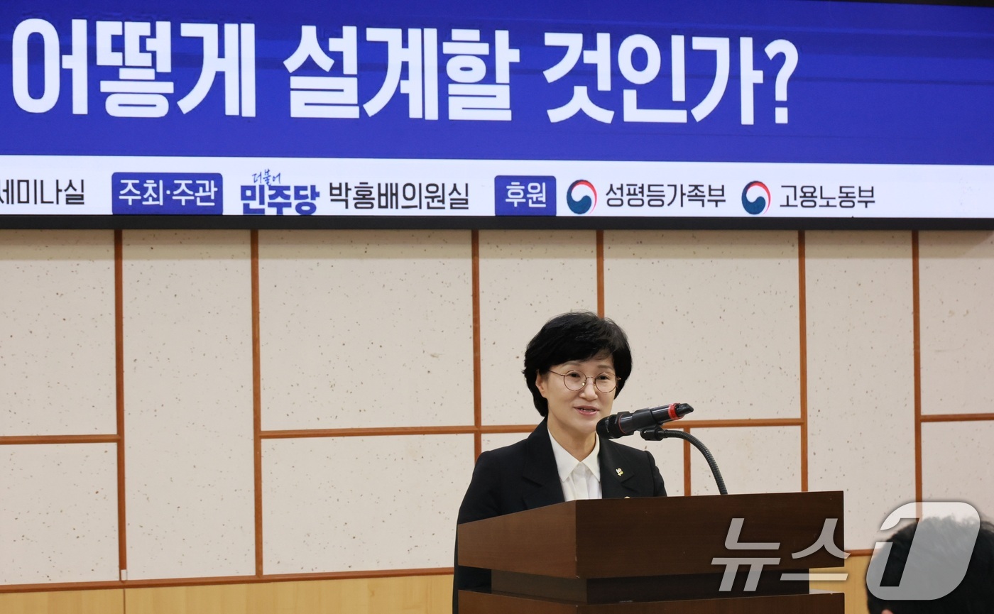 (서울=뉴스1) = 원민경 성평등가족부 장관이 18일 오전 서울 여의도 국회 의원회관에서 열린 '고용평등공시제 입법 방안 마련을 위한 토론회'에서 인사말을 하고 있다. (성평등가족 …