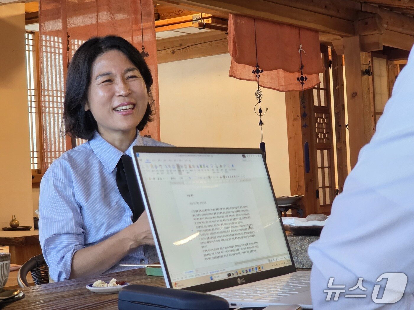 본문 이미지 - 정명희 부산 북구청장 당선인이 지난 17일 북구 화명동의 한 카페에서 뉴스1과 인터뷰를 하고 있다. 2026.6.18 ⓒ 뉴스1 임순택 기자
