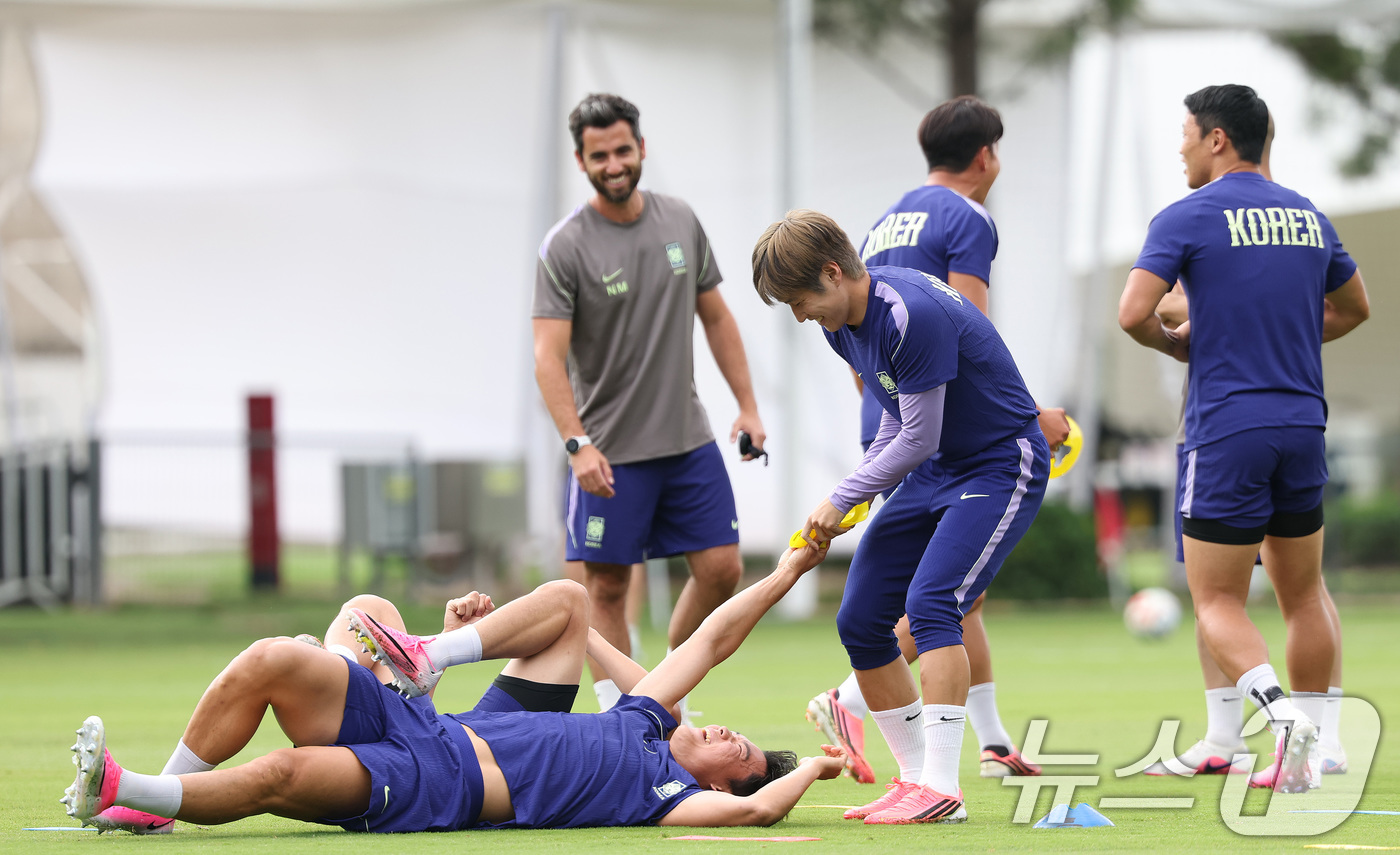 (과달라하라(멕시코)=뉴스1) 박지혜 기자 = 한국 축구 국가대표팀 이강인과 오현규가 17일(현지시간) 멕시코 과달라하라 인근 사포판 치바스 바예 베르데 훈련장에서 멕시코와의 월드 …