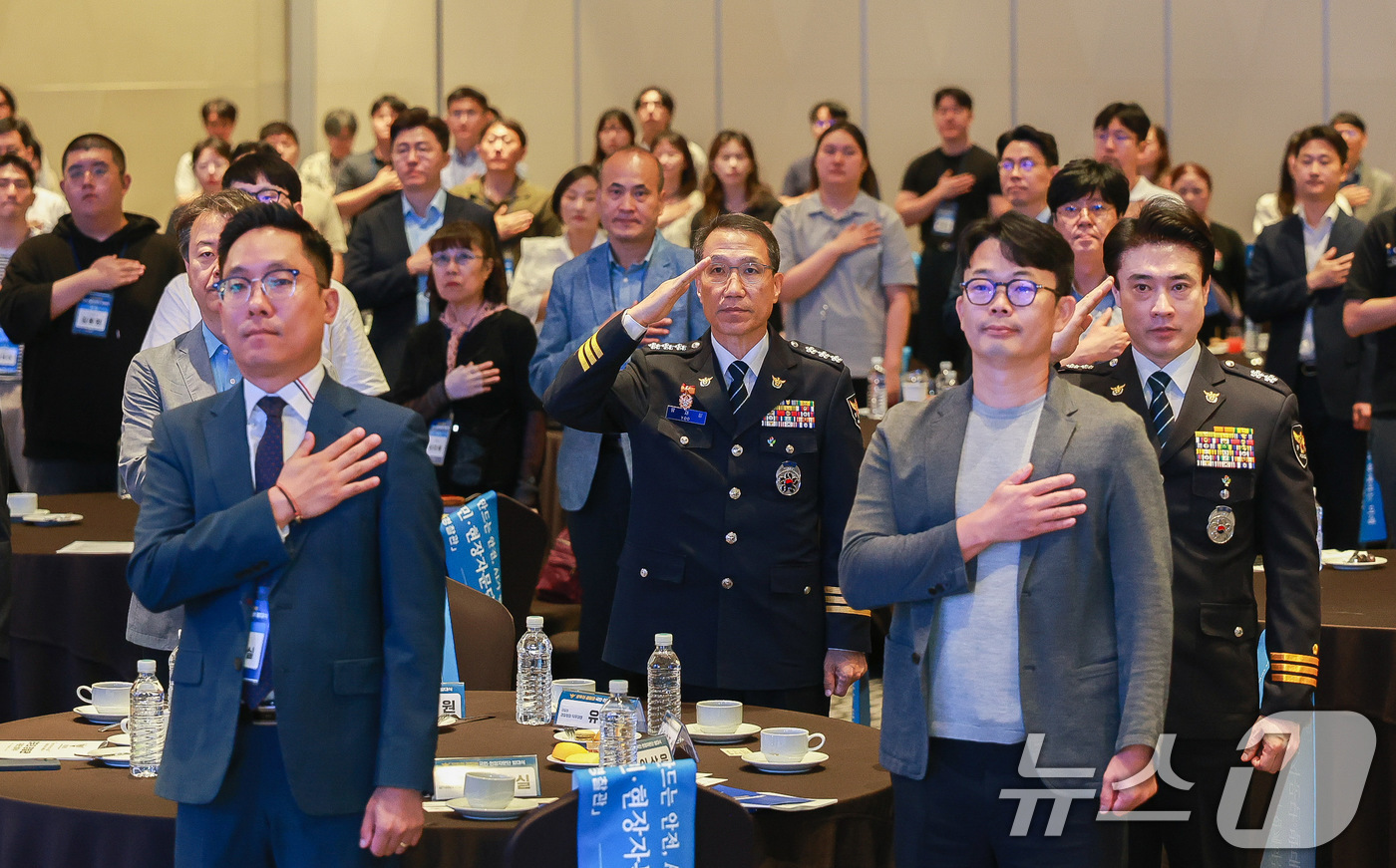 (서울=뉴스1) = 18일 서울 용산구 서울드래곤시티 호텔에서 열린 '모두의 경찰관' 국민·현장 자문단 발대식에서 유재성 경찰청장 직무대행 등 참석자들이 국민의례를 하고 있다.모두 …