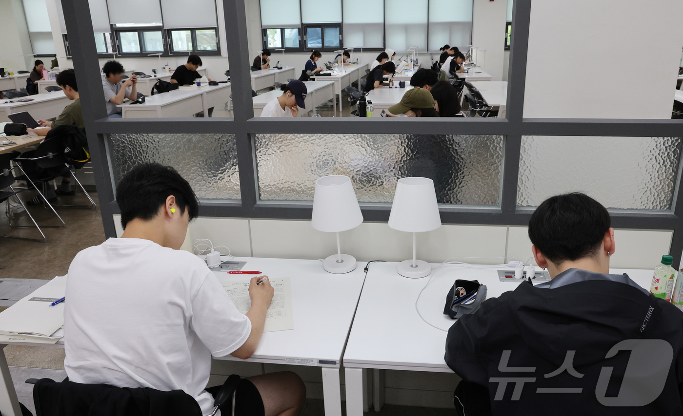 (대전=뉴스1) 김기태 기자 = 대학가 기말고사 시즌인 18일 충남대 도서관에서 학생들이 공부를 하고 있다. 충남대는 19일까지 기말고사를 진행하고 오는 22일부터 하기방학에 돌입 …