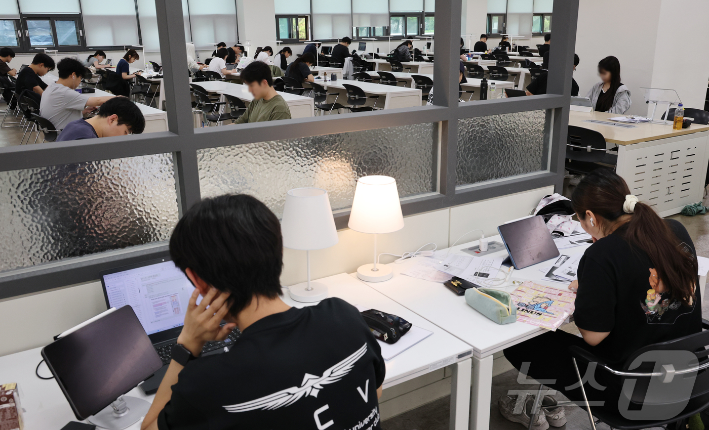 (대전=뉴스1) 김기태 기자 = 대학가 기말고사 시즌인 18일 충남대 도서관에서 학생들이 공부를 하고 있다. 충남대는 19일까지 기말고사를 진행하고 오는 22일부터 하기방학에 돌입 …
