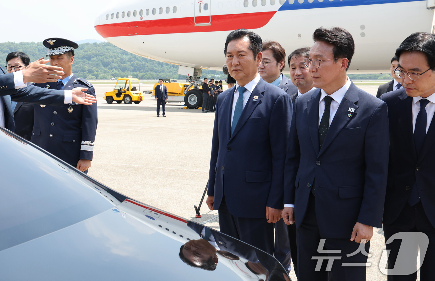 (성남=뉴스1) 허경 기자 = 김민석 국무총리와 정청래 더불어민주당 대표가 18일 경기 성남 서울공항에 도착한 이재명 대통령 탑승 차량을 바라보고 있다. 2026.6.18/뉴스1