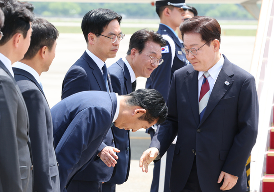 유럽순방서 귀국한 李대통령, 정청래 90도 인사에 "수고했습니다"