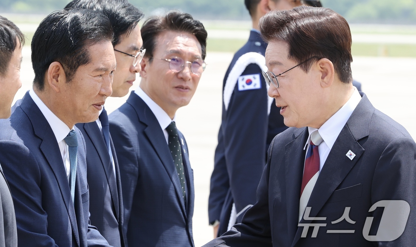 (성남=뉴스1) 허경 기자 = 주요 7개국(G7) 정상회의 일정을 마친 이재명 대통령이 18일 경기 성남 서울공항에 도착해 정청래 더불어민주당 대표와 인사를 나누고 있다. 2026 …