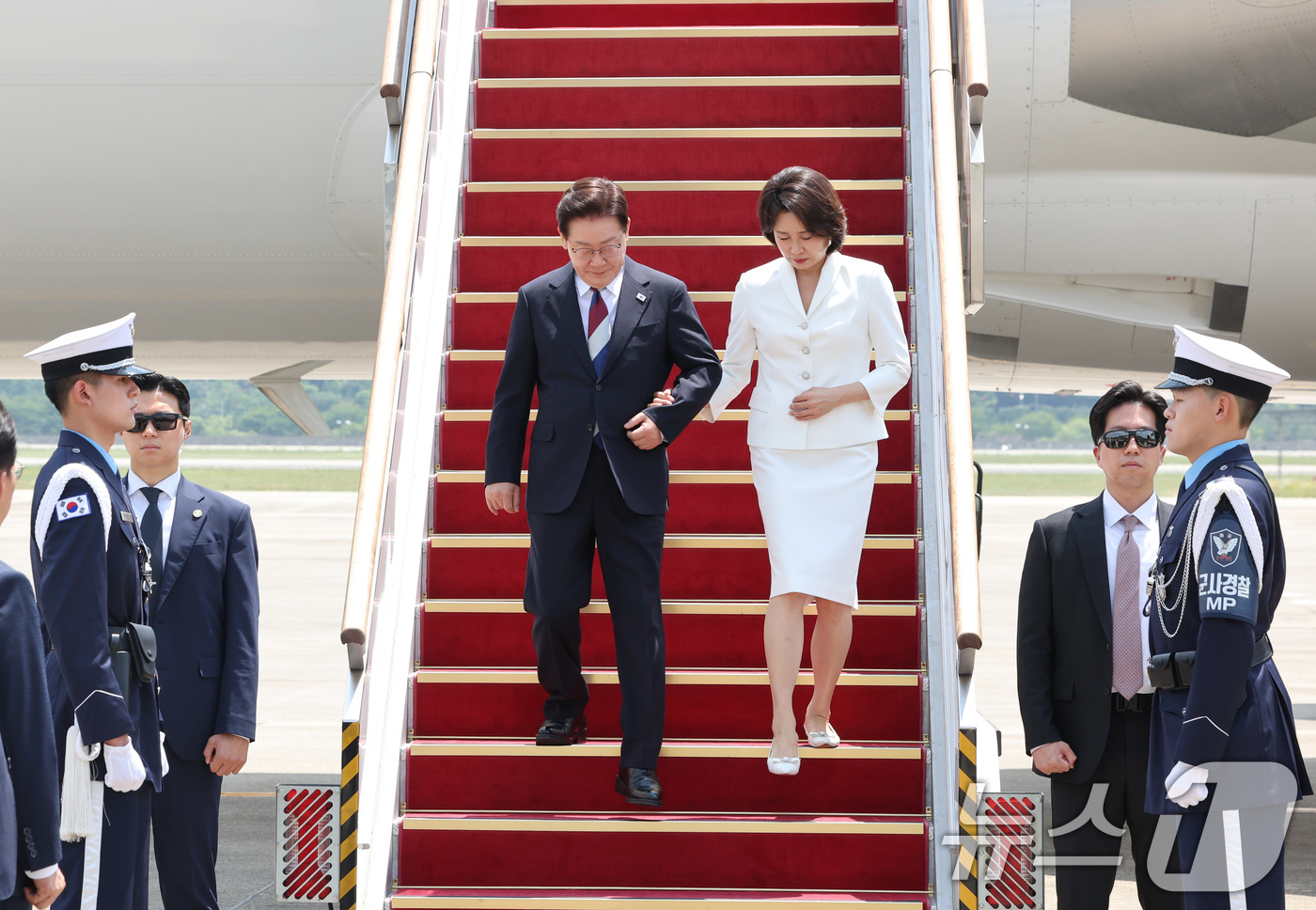 (성남=뉴스1) 허경 기자 = 주요 7개국(G7) 정상회의 일정을 마친 이재명 대통령과 김혜경 여사가 18일 경기 성남 서울공항에 도착하고 있다. 2026.6.18/뉴스1