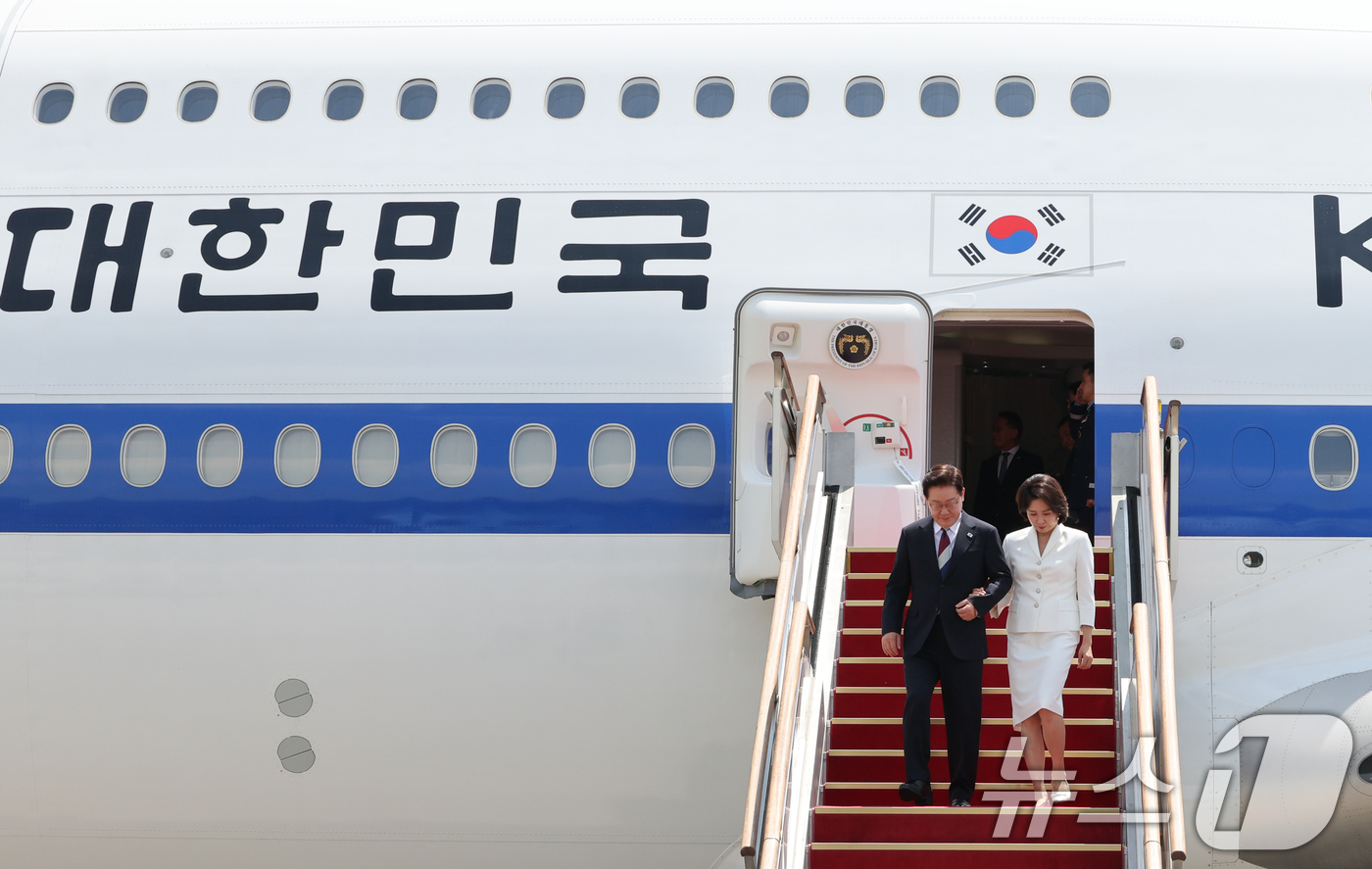 (성남=뉴스1) 허경 기자 = 주요 7개국(G7) 정상회의 일정을 마친 이재명 대통령과 김혜경 여사가 18일 경기 성남 서울공항에 도착하고 있다. 2026.6.18/뉴스1