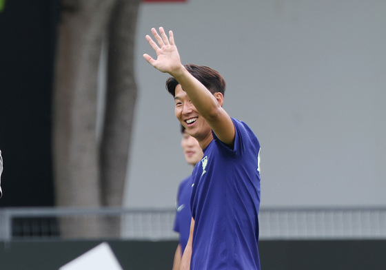 박지성과 이영표 향해 인사하는 손흥민