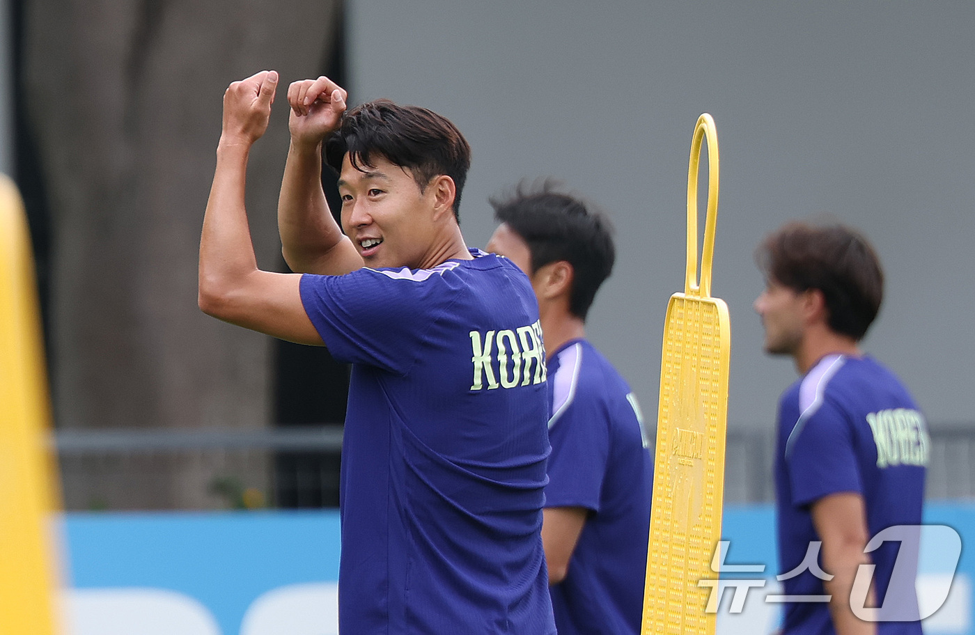 (과달라하라(멕시코)=뉴스1) 박지혜 기자 = 한국 축구 국가대표팀 주장 손흥민이 17일(현지시간) 멕시코 과달라하라 인근 사포판 치바스 바예 베르데 훈련장에서 훈련 중 박지성과 …