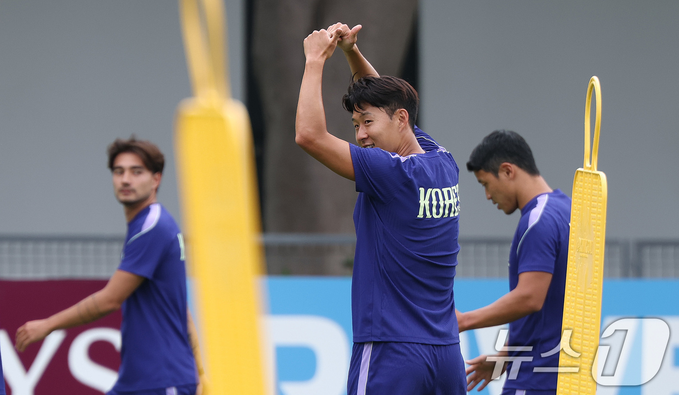 (과달라하라(멕시코)=뉴스1) 박지혜 기자 = 한국 축구 국가대표팀 주장 손흥민이 17일(현지시간) 멕시코 과달라하라 인근 사포판 치바스 바예 베르데 훈련장에서 훈련 중 박지성과 …