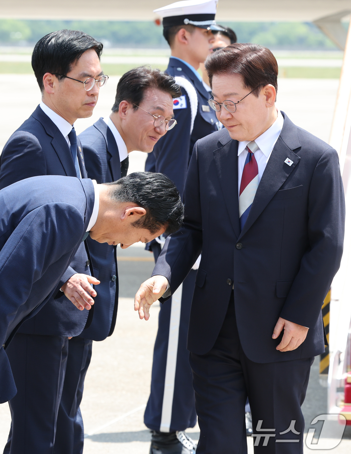 (성남=뉴스1) 허경 기자 = 주요 7개국(G7) 정상회의 일정을 마친 이재명 대통령이 18일 경기 성남 서울공항에 도착해 정청래 더불어민주당 대표와 인사를 나누고 있다. 2026 …