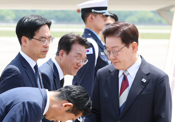 이재명 대통령에게 인사하는 정청래 대표