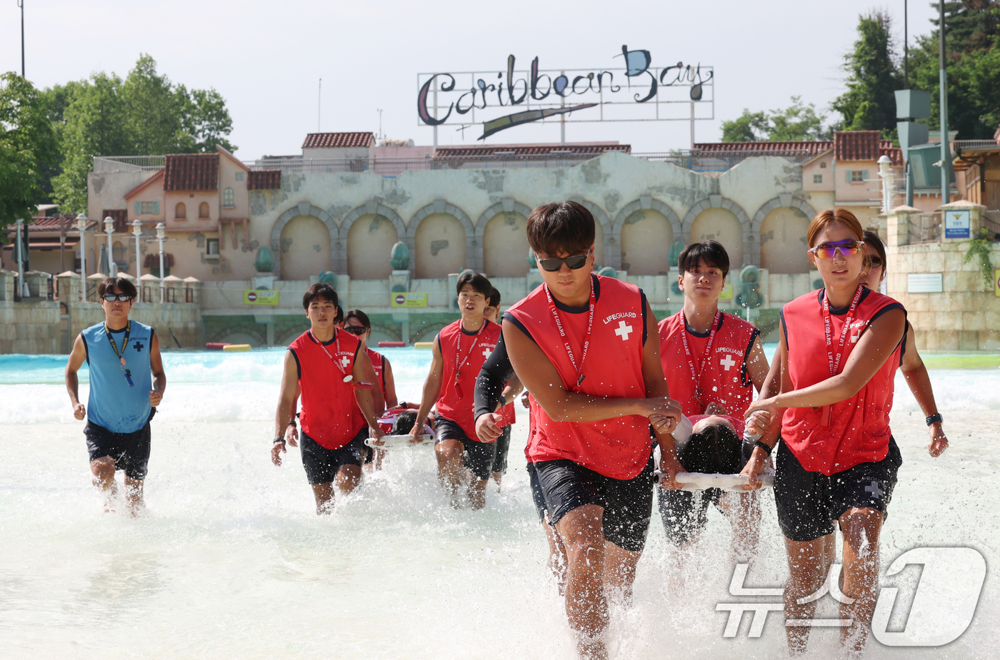 (용인=뉴스1) 김영운 기자 = 18일 경기 용인시 처인구 캐리비안 베이에서 라이프가드들이 수상 인명구조 모의훈련을 하고 있다.산리오캐릭터즈와 콜라보한 여름축제 '헬로 썸머 파티' …