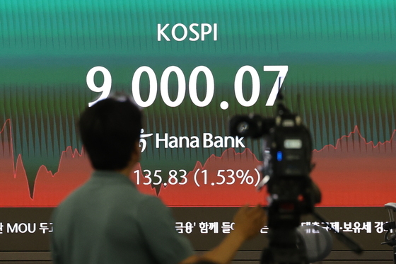 코스피 사상 첫 9000선 돌파…반도체 힘으로 새역사 썼다 [장중시황]