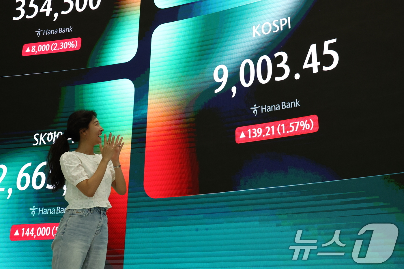 (서울=뉴스1) 최지환 기자 = 코스피지수가 장중 사상 처음으로 9000을 돌파한 18일 오후 서울 중구 하나은행 본점 딜링룸 전광판에 코스피 시황이 나오고 있다. 2026.6.1 …
