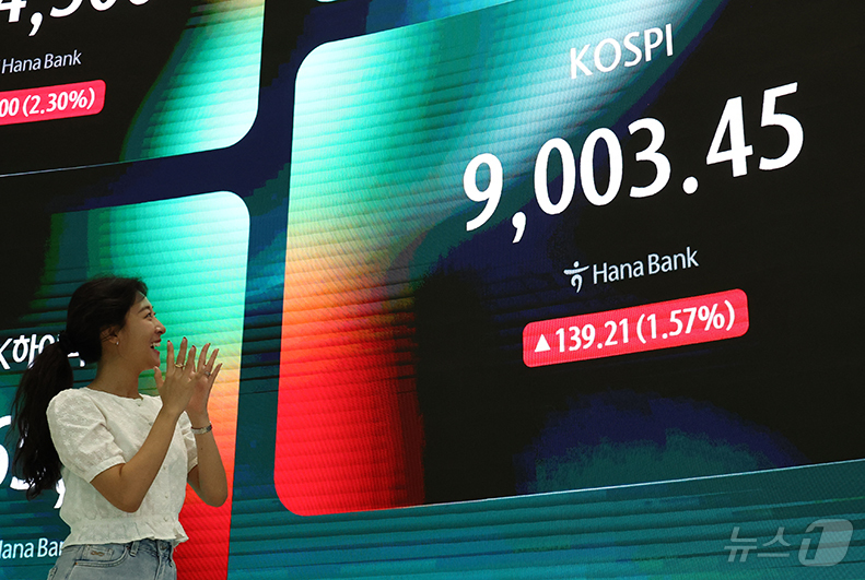 (서울=뉴스1) 최지환 기자 = 코스피지수가 장중 사상 처음으로 9000을 돌파한 18일 오후 서울 중구 하나은행 본점 딜링룸 전광판에 코스피 시황이 나오고 있다. 2026.6.1 …