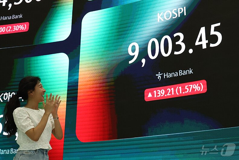 본문 이미지 - 코스피지수가 장중 사상 처음으로 9000을 돌파한 18일 오후 서울 중구 하나은행 본점 딜링룸 전광판에 코스피 시황이 나오고 있다. 2026.6.18 ⓒ 뉴스1 최지환 기자
