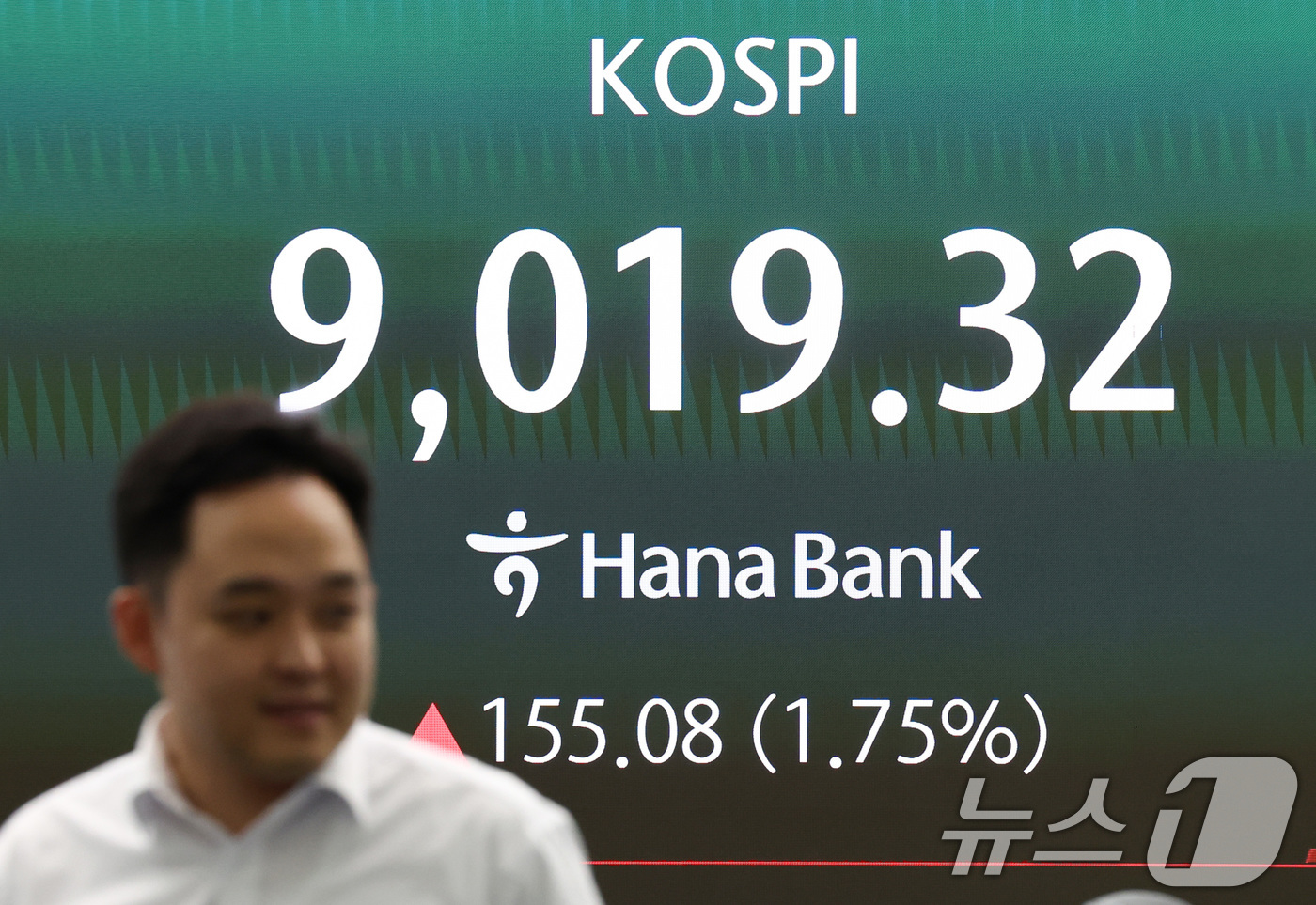 (서울=뉴스1) 최지환 기자 = 코스피지수가 장중 사상 처음으로 9000을 돌파한 18일 오후 서울 중구 하나은행 본점 딜링룸 전광판에 코스피 시황이 나오고 있다. 2026.6.1 …