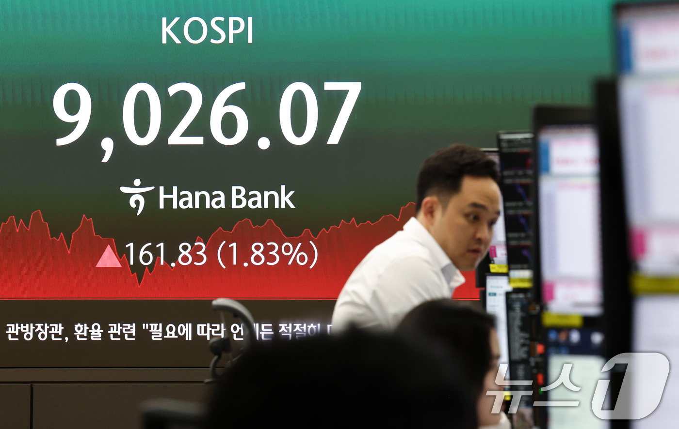 (서울=뉴스1) 최지환 기자 = 코스피지수가 장중 사상 처음으로 9000을 돌파한 18일 오후 서울 중구 하나은행 본점 딜링룸 전광판에 코스피 시황이 나오고 있다. 2026.6.1 …