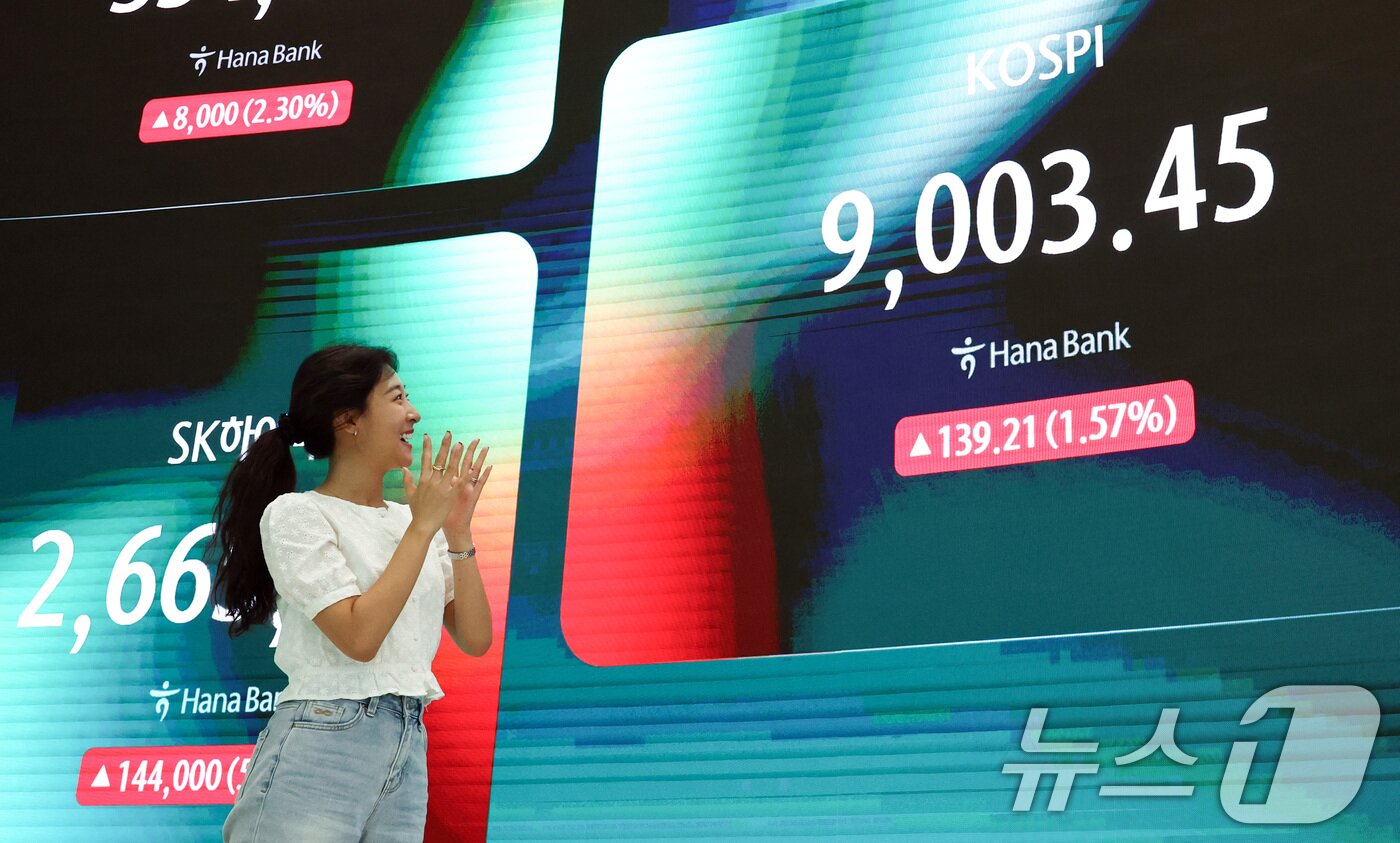 본문 이미지 - 코스피지수가 장중 사상 처음으로 9000을 돌파한 18일 오후 서울 중구 하나은행 본점 딜링룸 전광판에 증시 시황이 표시되어 있다. 2026.6.18 ⓒ 뉴스1 최지환 기자