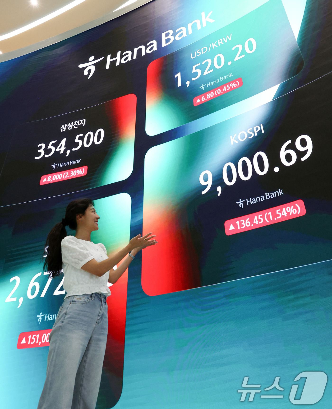 (서울=뉴스1) 최지환 기자 = 코스피지수가 장중 사상 처음으로 9000을 돌파한 18일 오후 서울 중구 하나은행 본점 딜링룸 전광판에 증시 시황이 표시되어 있다. 2026.6.1 …