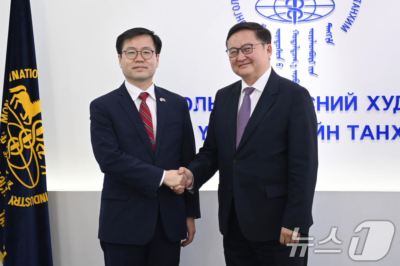 (서울=뉴스1) = 여한구 산업통상부 통상교섭본부장이 18일(현지시간) 몽골 울란바토르에서 바타르자브 르하그바자브 몽골상공회의소 회장과 면담 기념 악수를 하고 있다. (산업통상부 …