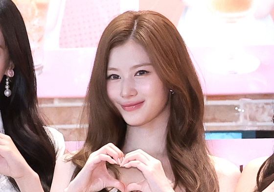 사나, 하트를 부르는 여신 미모