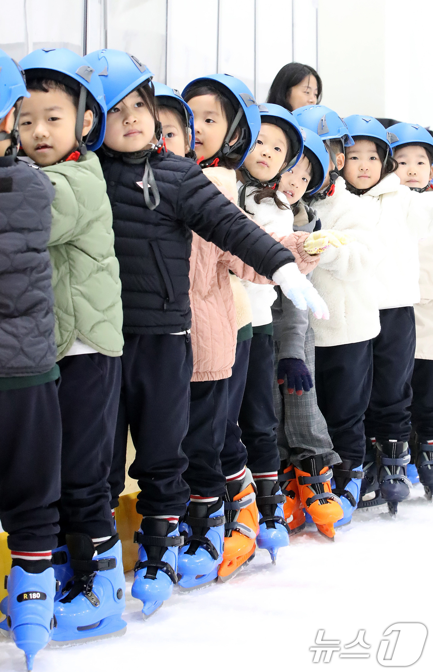 (대구=뉴스1) 공정식 기자 = 올해 첫 폭염특보가 발효된 18일 오전 대구 동구 각산동 대구제2빙상장을 찾은 인근 유치원 어린이들이 단체로 스케이트 체험을 하고 있다. 2026. …