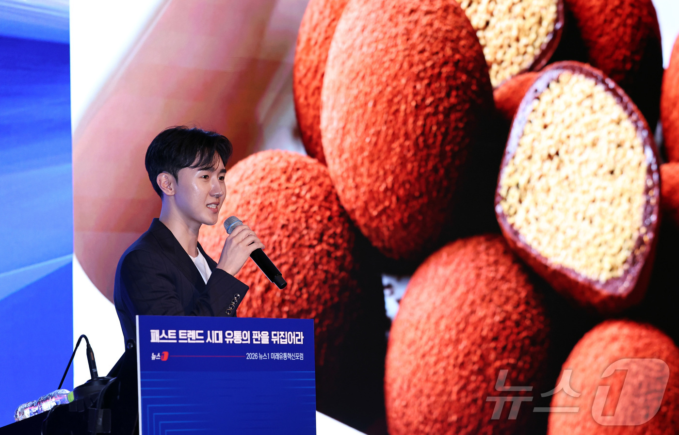 (서울=뉴스1) 구윤성 기자 = 이윤민 아워포지티비티 대표가 18일 서울 여의도 콘래드호텔에서 열린 '2026 뉴스1 미래유통혁신포럼'(RFIF 2026)에서 주제강연을 하고 있다 …