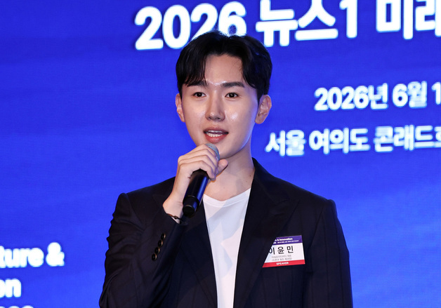 주제강연하는 이윤민 아워포지티비티 대표