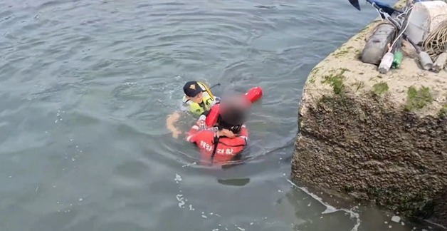 팽창식 구명조끼 입었지만 먹통…영흥도 바다 추락 70대 해경이 구조