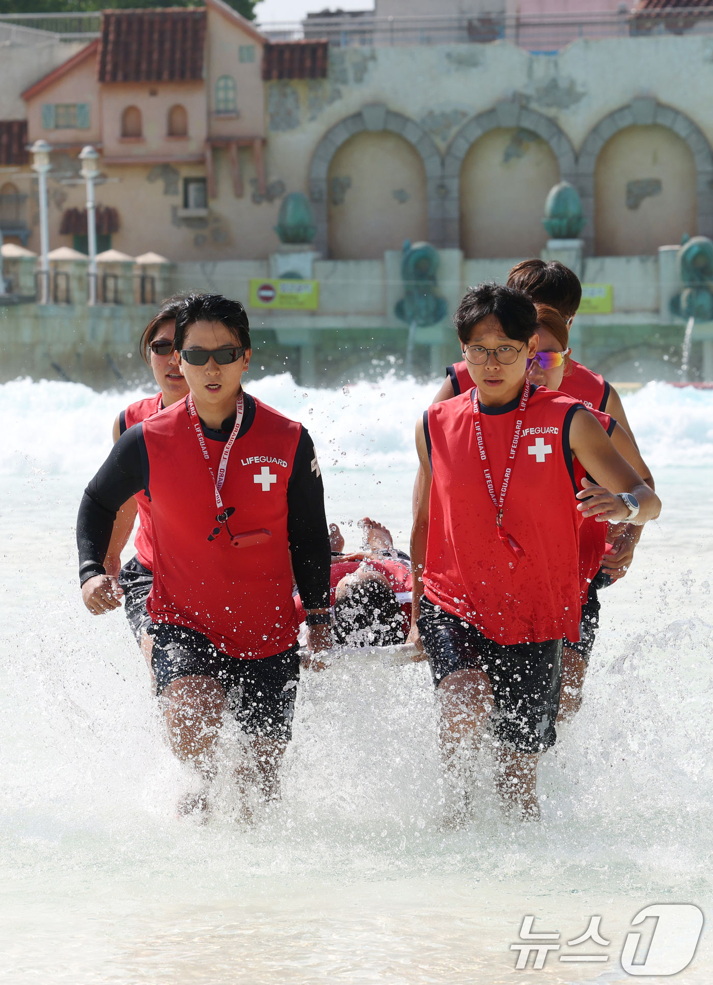 (용인=뉴스1) 김영운 기자 = 18일 경기 용인시 처인구 캐리비안 베이에서 라이프가드들이 수상 인명구조 모의훈련을 하고 있다.산리오캐릭터즈와 콜라보한 여름축제 '헬로 썸머 파티' …