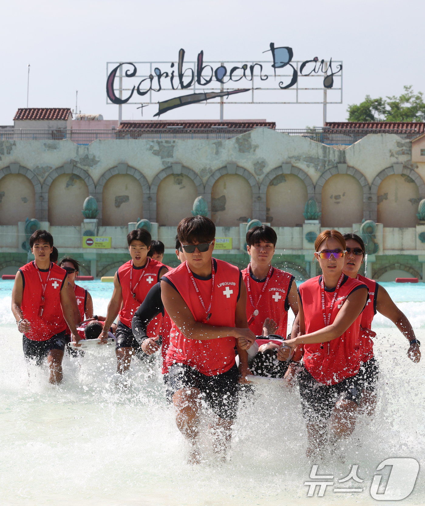 (용인=뉴스1) 김영운 기자 = 18일 경기 용인시 처인구 캐리비안 베이에서 라이프가드들이 수상 인명구조 모의훈련을 하고 있다.산리오캐릭터즈와 콜라보한 여름축제 '헬로 썸머 파티' …