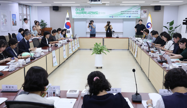 여성폭력 사건 보도 권고기준 포럼 모두발언하는 원민경 장관