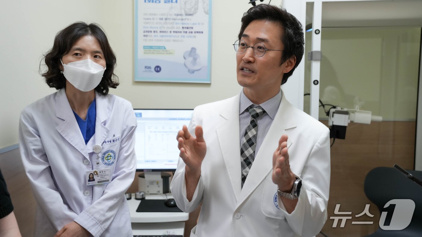 본문 이미지 - 폐기능검사실에서 폐기능검사 과정과 결과 판독에 대해 설명하는 문지용 건국대병원 호흡기알레르기내과 교수.(질병관리청 제공)