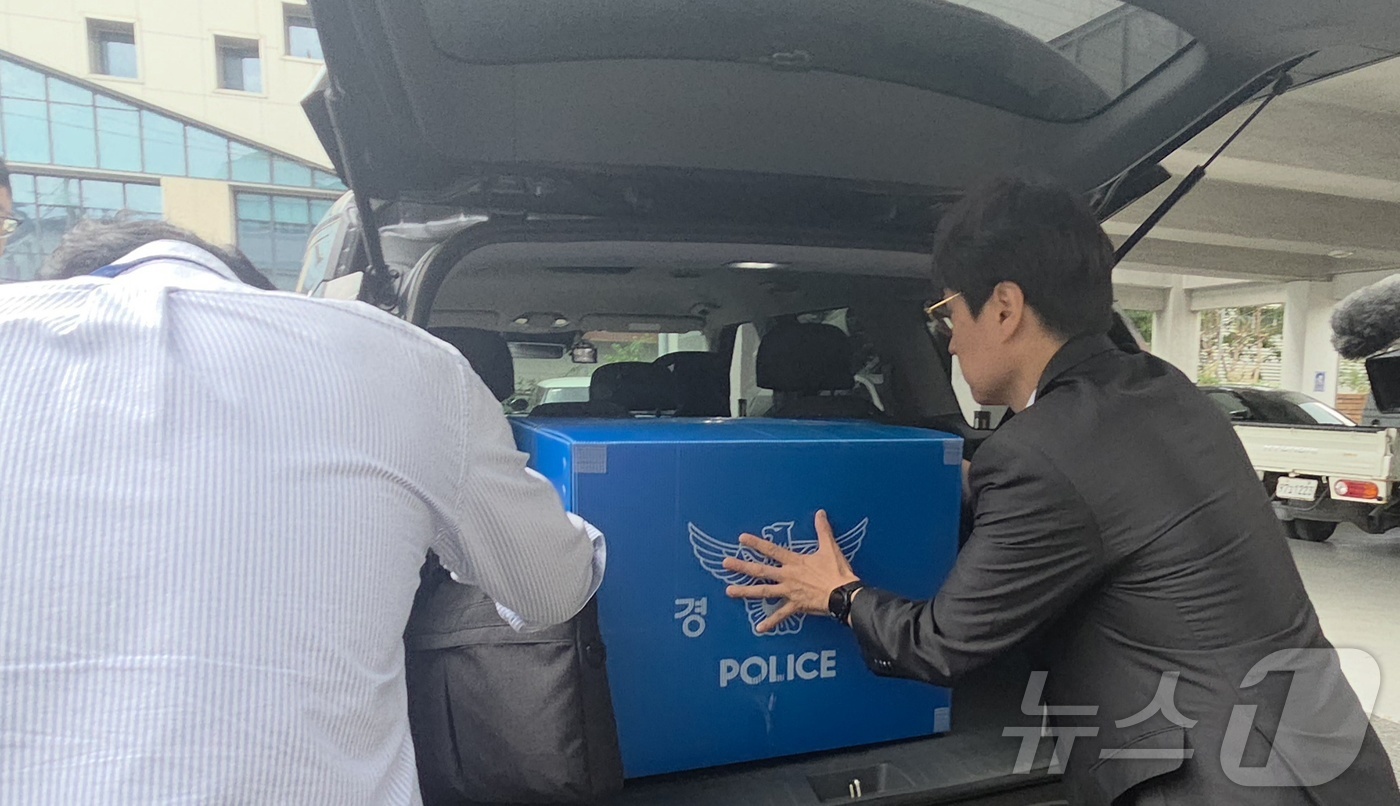 (전주=뉴스1) 유경석 기자 = 전북경찰청 수사2계 수사관들이 18일 전북 전주시 완산구선거관리위원회에서 전북교육감 선거 개표 입력 오류 관련 압수수색을 마치고 압수품을 옮기고 있 …