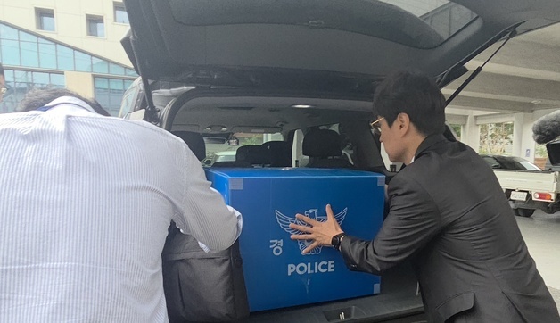전주시완산구선거관리위원회 압수수색, 압수품 옮기는 수사관들