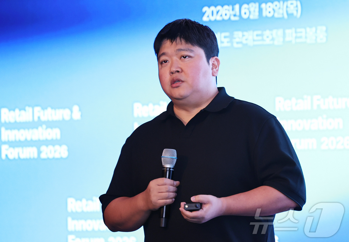 (서울=뉴스1) 구윤성 기자 = 이호민 메가MGC커피 상무가 18일 서울 여의도 콘래드호텔에서 열린 '2026 뉴스1 미래유통혁신포럼'(RFIF 2026)에서 주제강연을 하고 있다 …